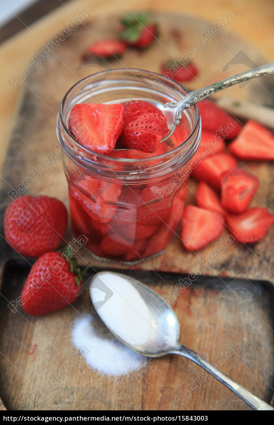 gezuckerte erdbeeren in einem glas - Stockfoto - #15843003 ...