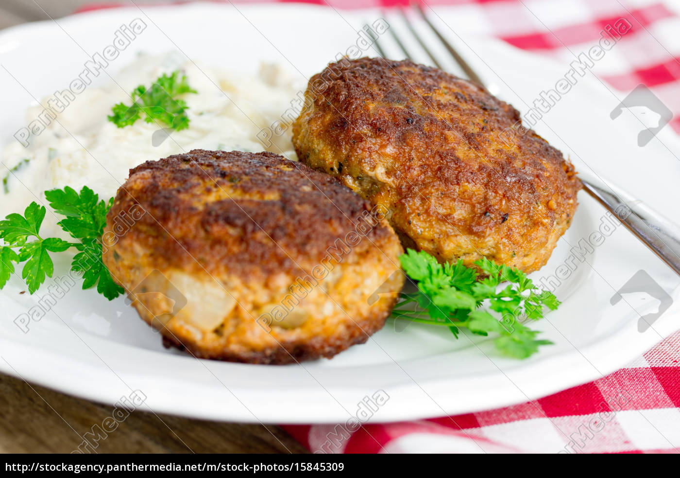 Frikadellen und Kartoffelsalat - Lizenzfreies Bild - #15845309 ...