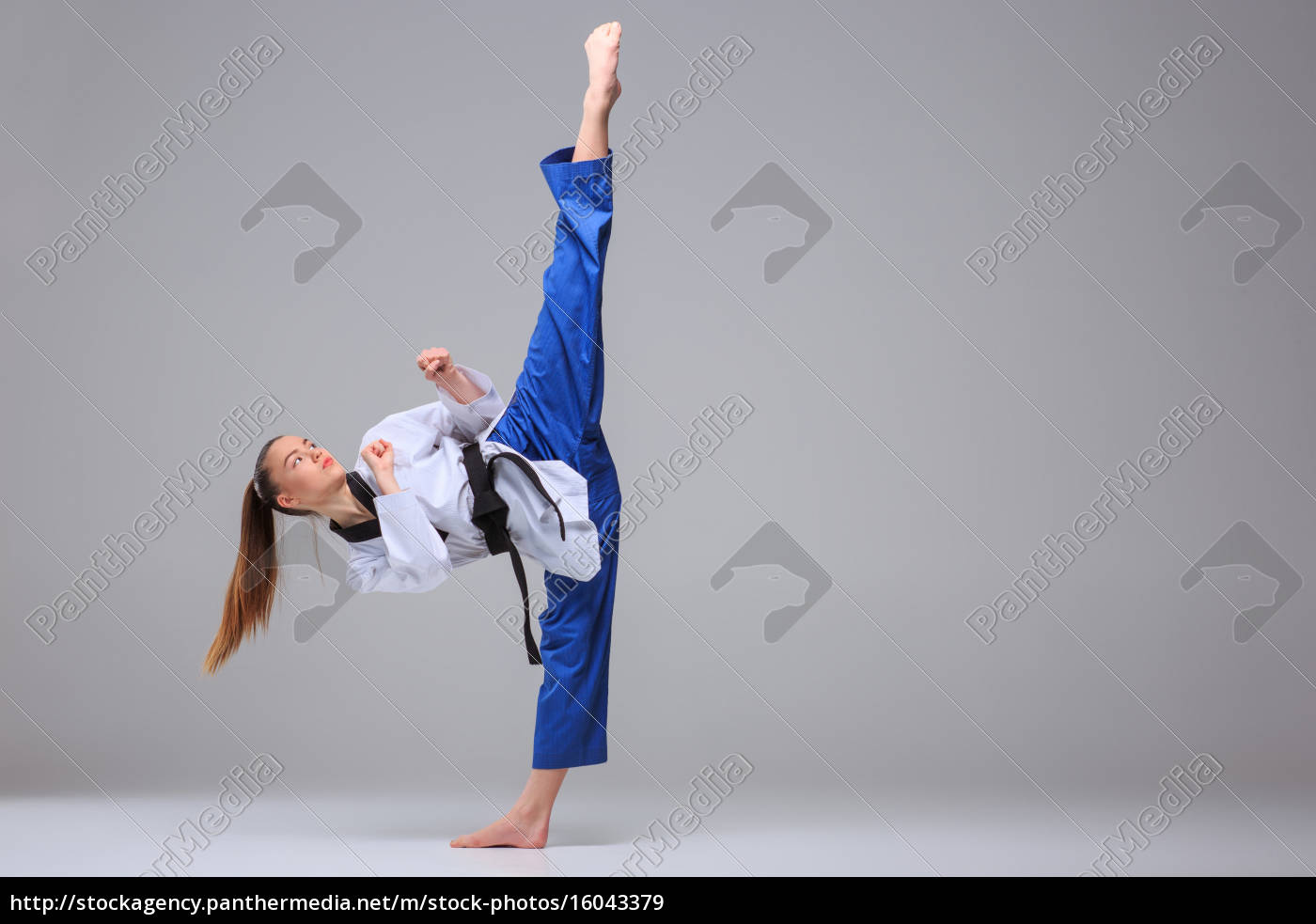 Das Karate Mädchen Mit Schwarzem Gürtel Stockfoto 16043379 Bildagentur Panthermedia 