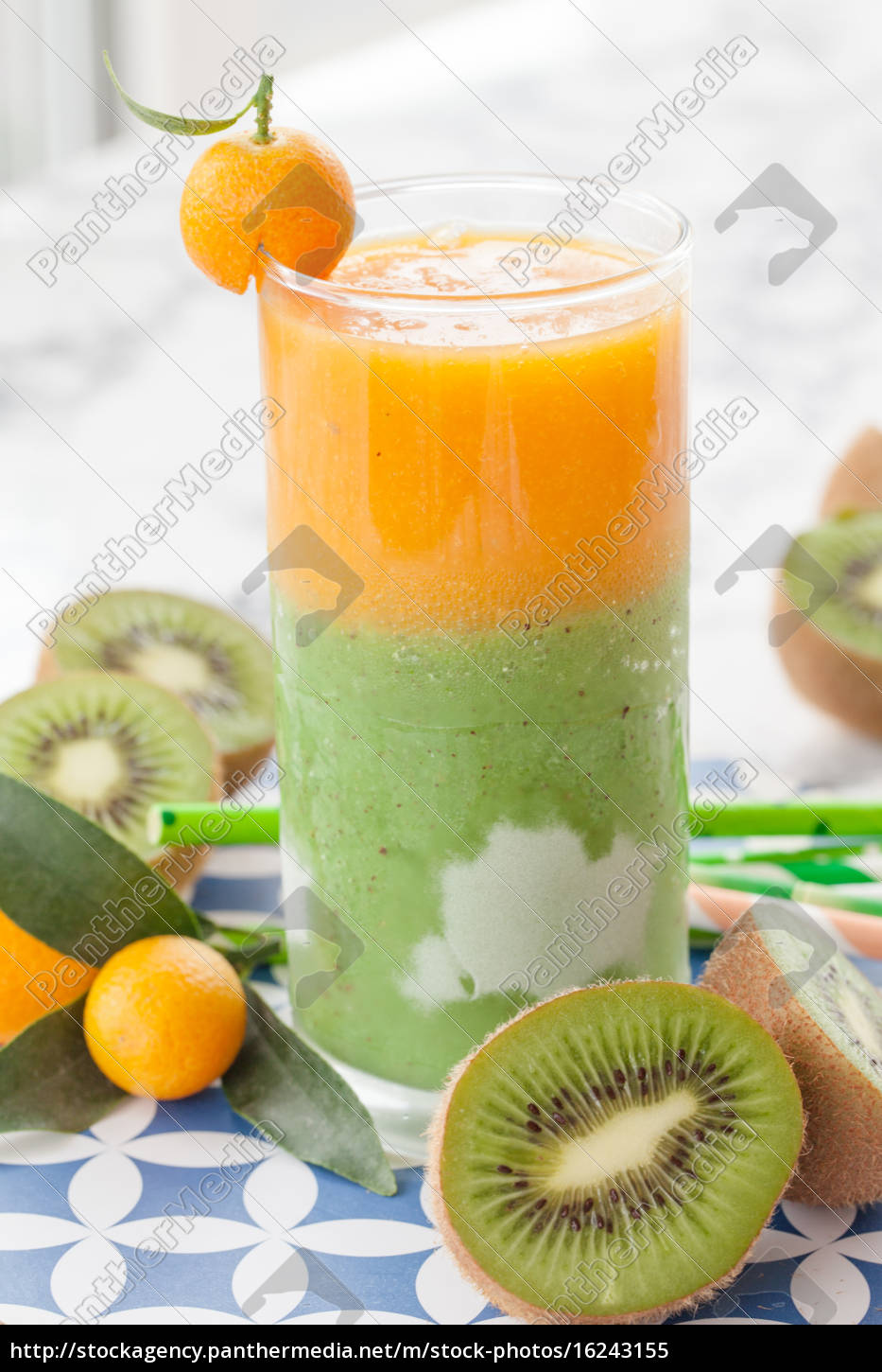 Smoothie aus verschiedenen Fruechten - Stockfoto - #16243155 ...