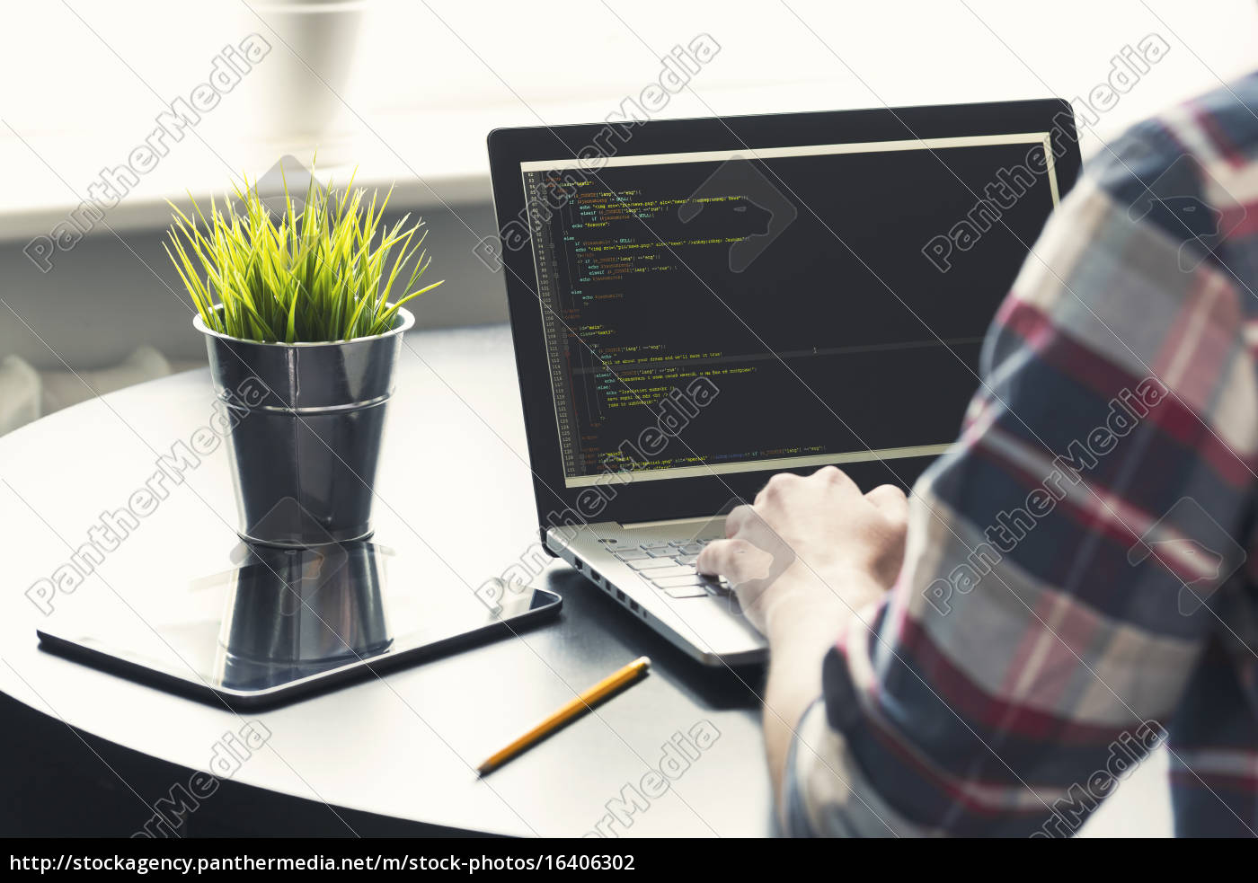 Programmierer Auf Dem Laptop Im Buro Arbeiten Stock Photo Bildagentur Panthermedia