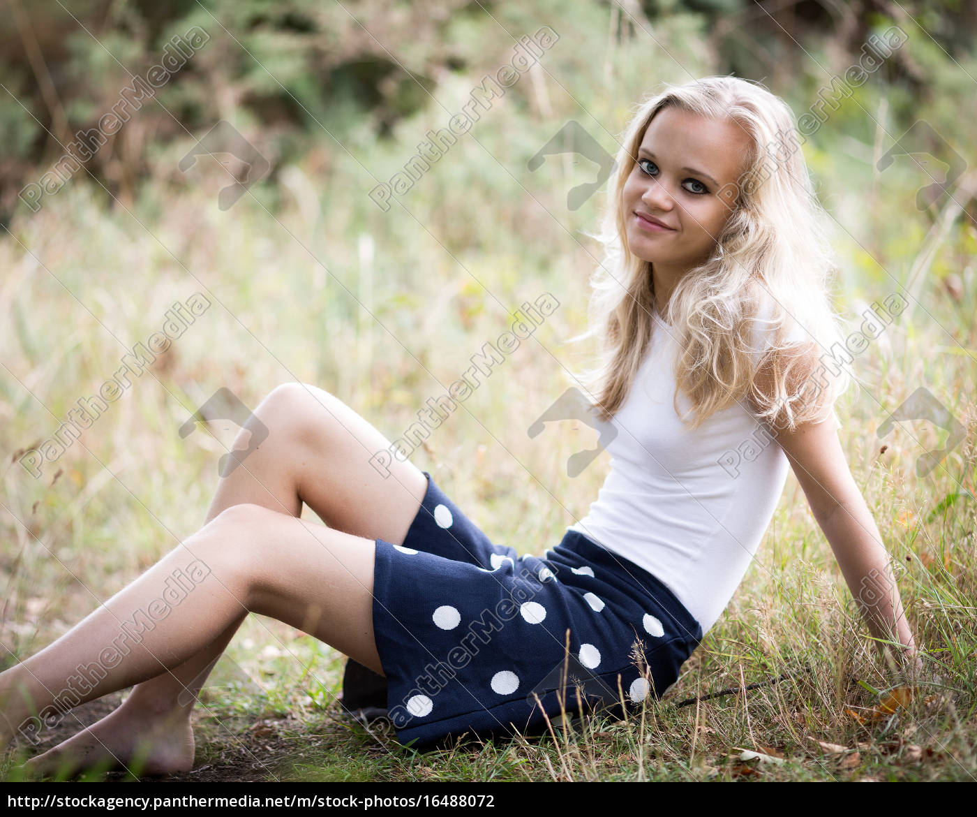Schöne Blonde Teenage Mädchen Außerhalb Im Wald Lizenzfreies Foto 16488072 Bildagentur 