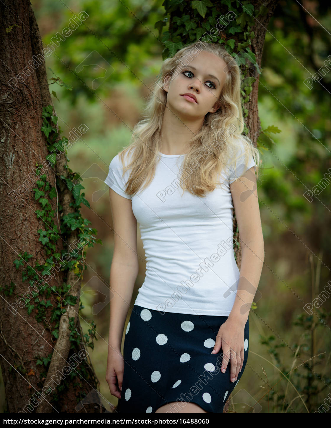 Schöne Blonde Teenager Mädchen Außerhalb Im Wald Lizenzfreies Foto