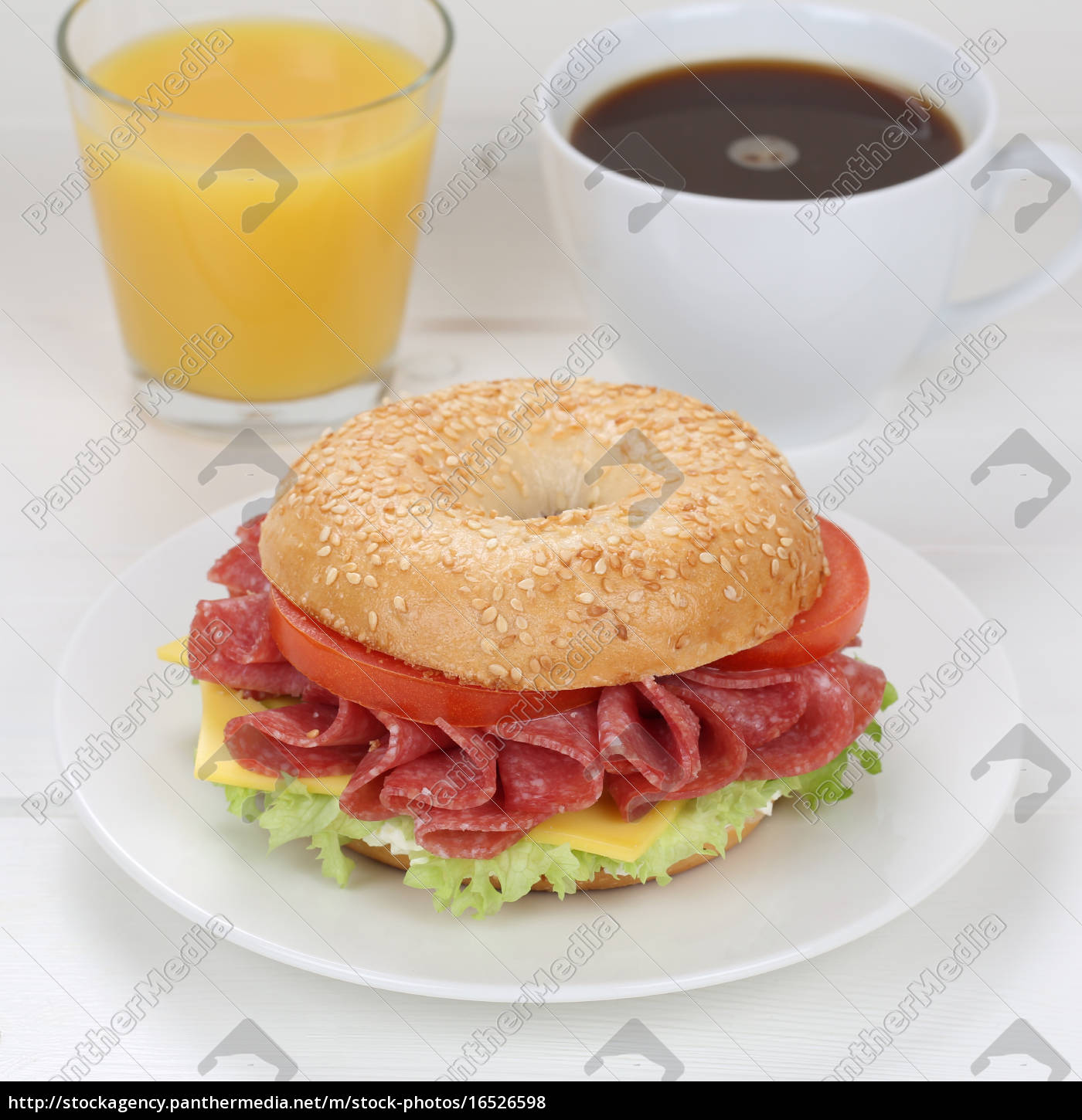 Bagel zum Frühstück mit Salami Schinken Kaffee und - Stockfoto ...