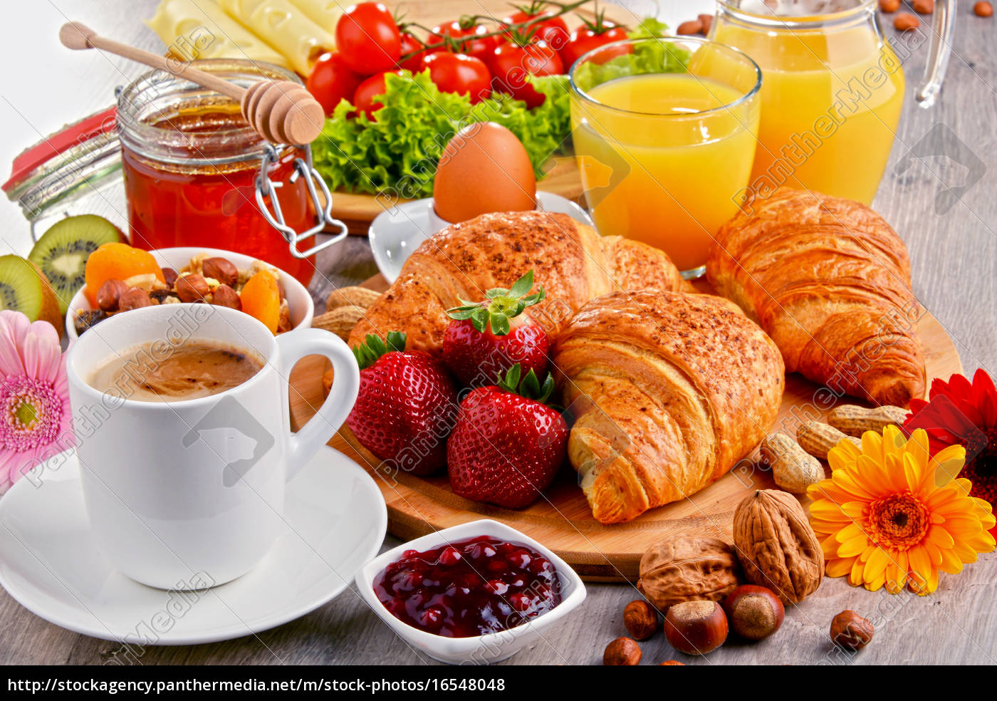 frühstück mit croissants kaffee obst orangensaft - Lizenzfreies Foto