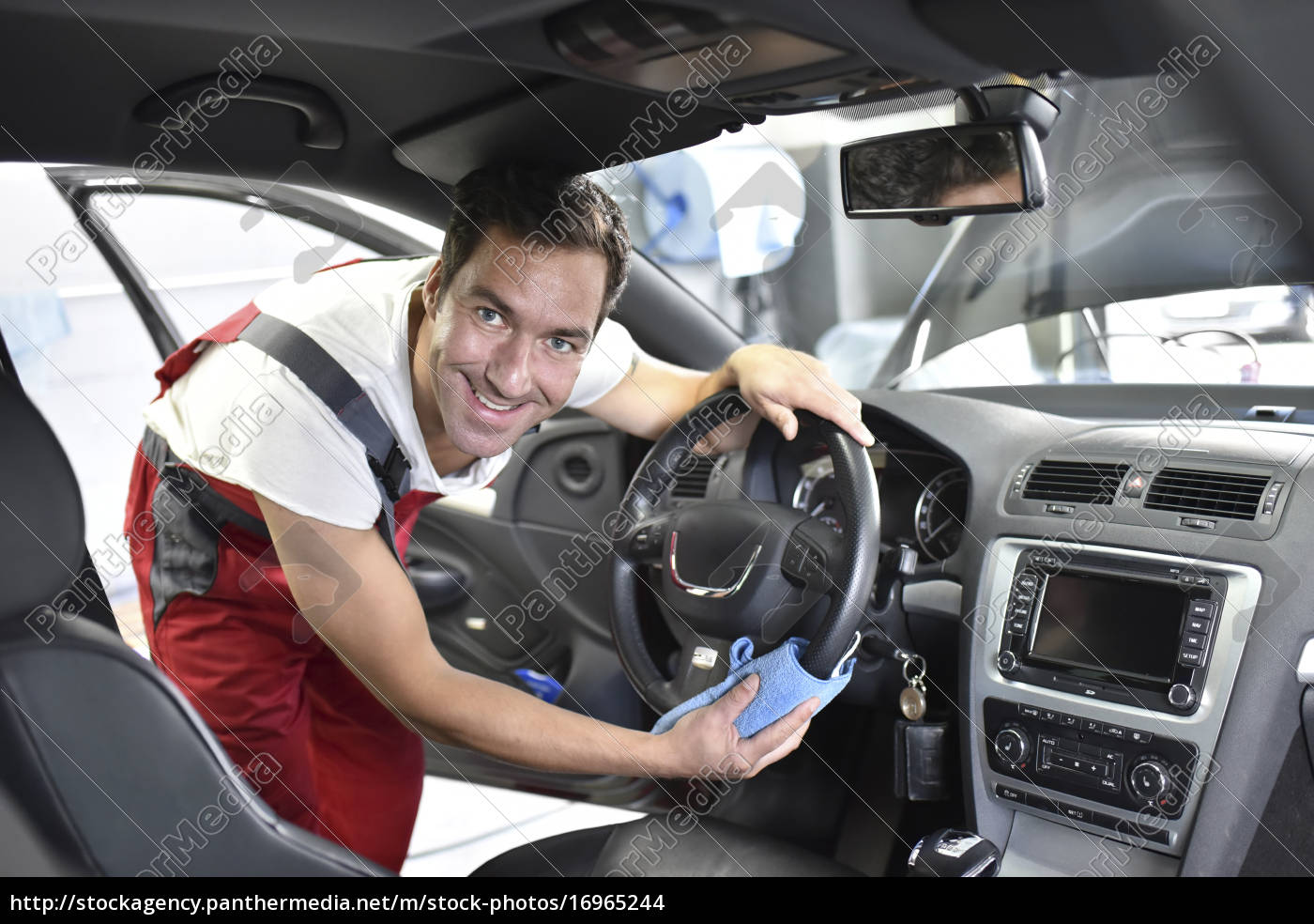 autoreinigung mann reinigung auto fahrzeuginnenraum - Lizenzfreies Foto  #16965244