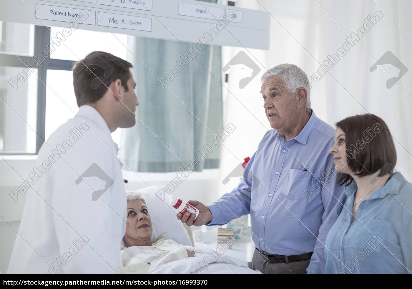 Hausarzt Und Arzt Besuchen Patienten Im Krankenhaus - Stock Photo ...