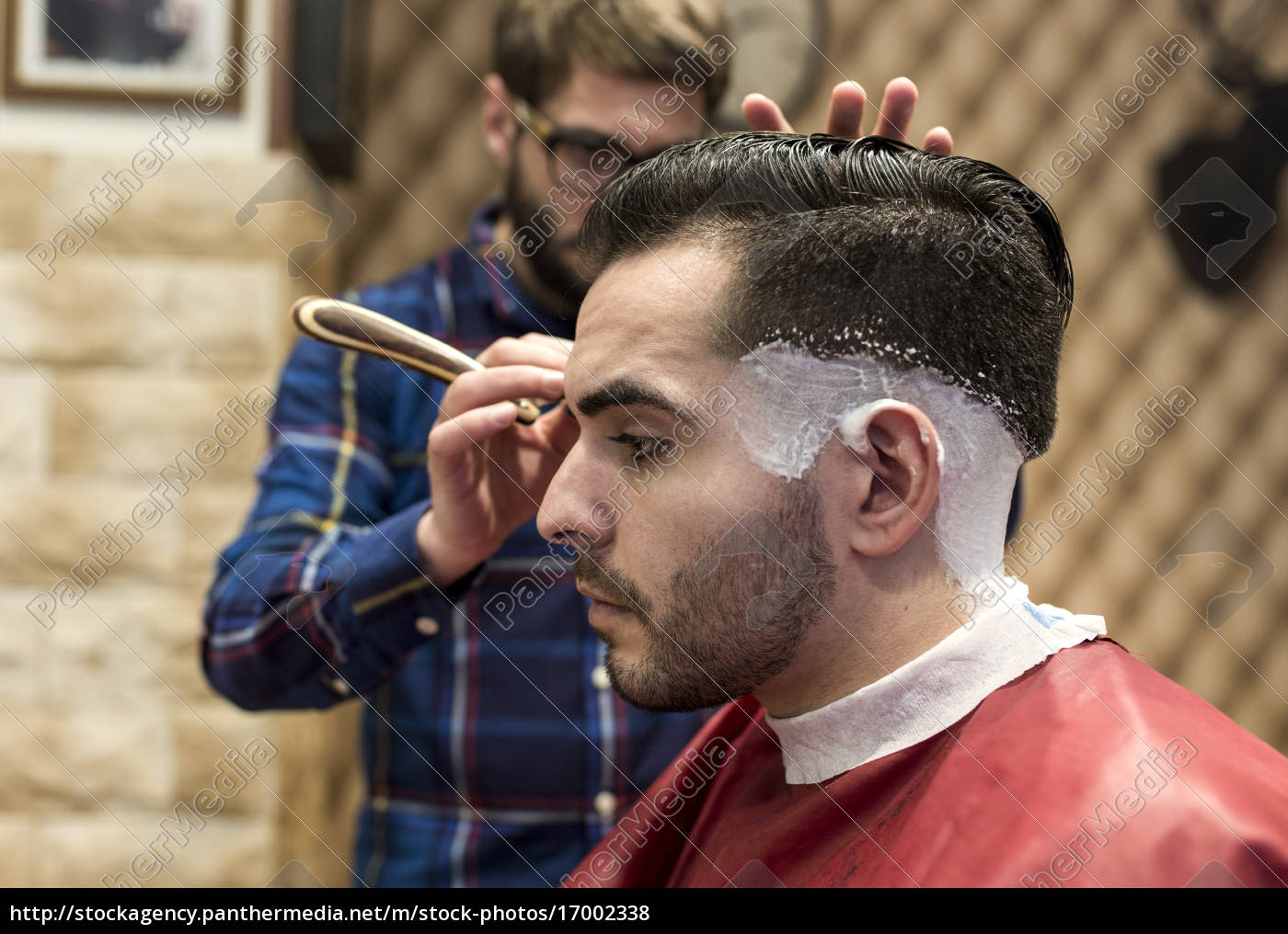 Friseur Rasiert Jungen Mann Haare In Einem Friseursalon Stockfoto Bildagentur Panthermedia