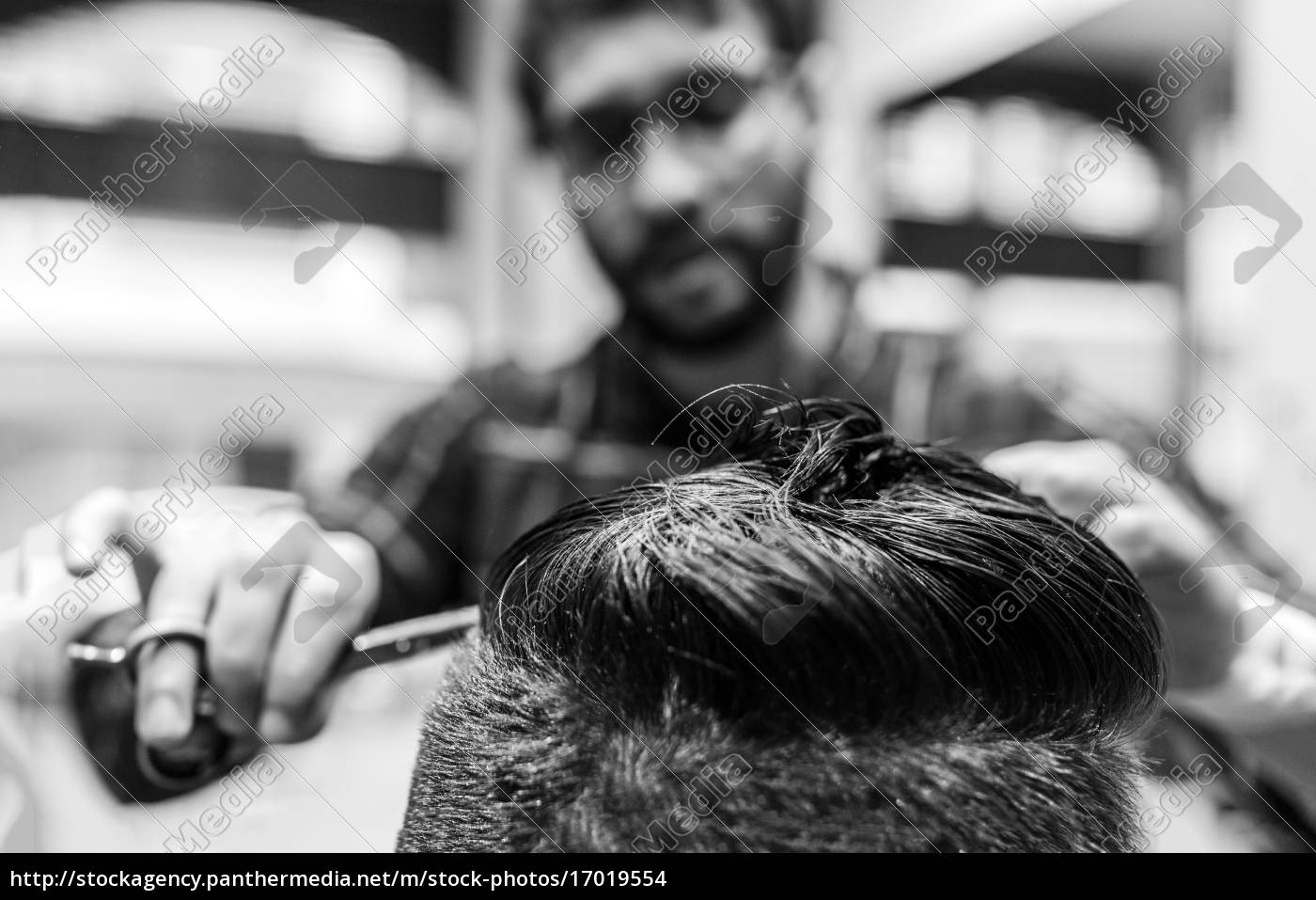 Friseur Haare Schneiden Des Jungen Mannes In Einem Stock Photo Bildagentur Panthermedia