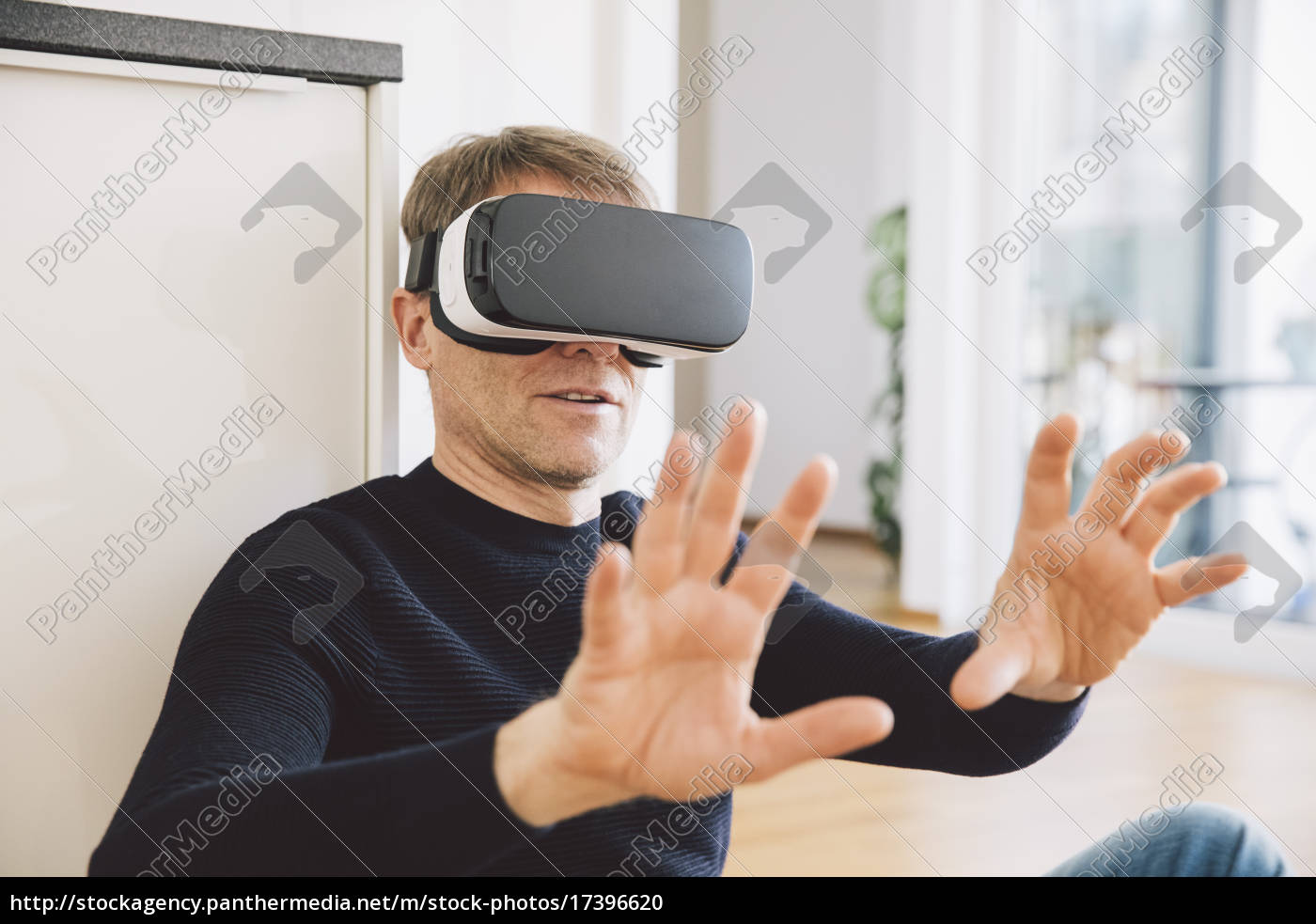 Man Trägt Virtuelle Brille Realität Mit Seinen Lizenzfreies Foto 17396620 Bildagentur