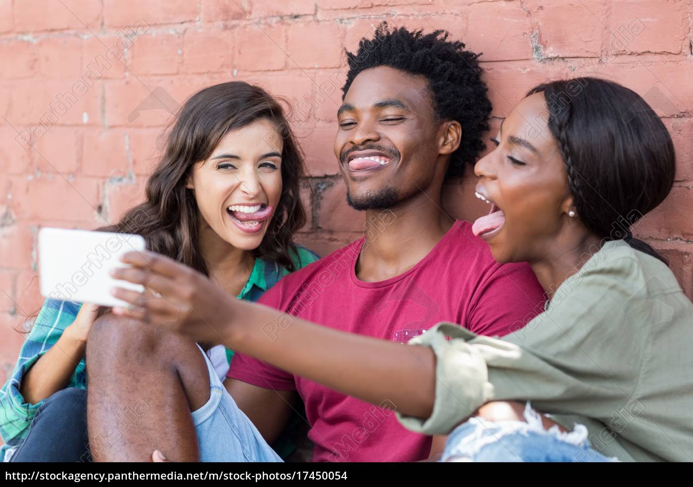 Freunde Die Selfie Auf Einem Handy Stock Photo Bildagentur Panthermedia