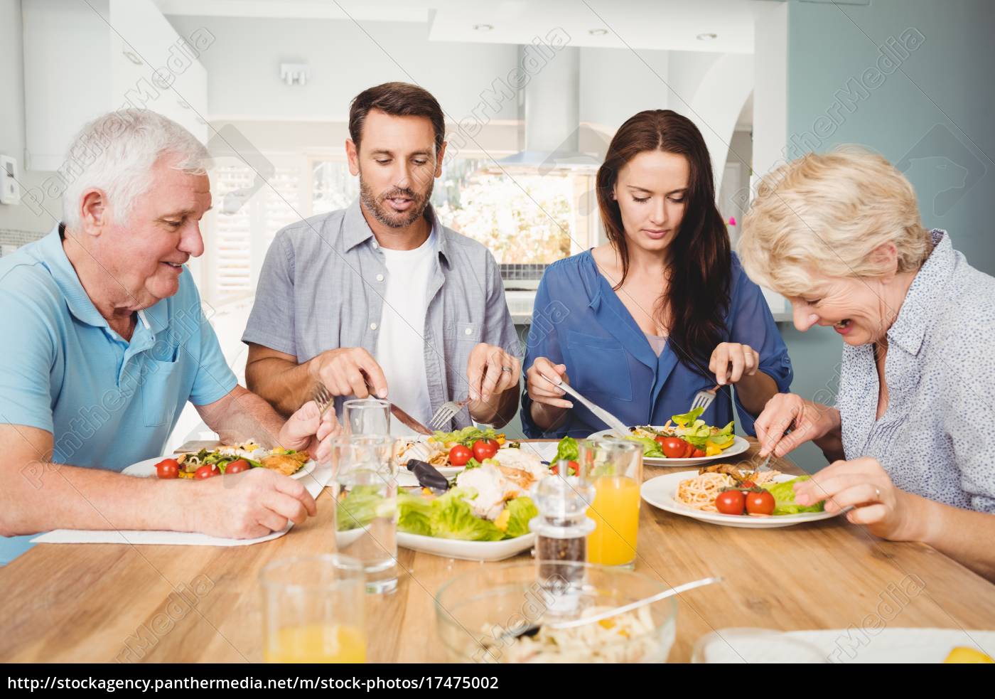 Familie Sitzt Am Esstisch Mit Essen Stock Photo 17475002 Bildagentur Panthermedia