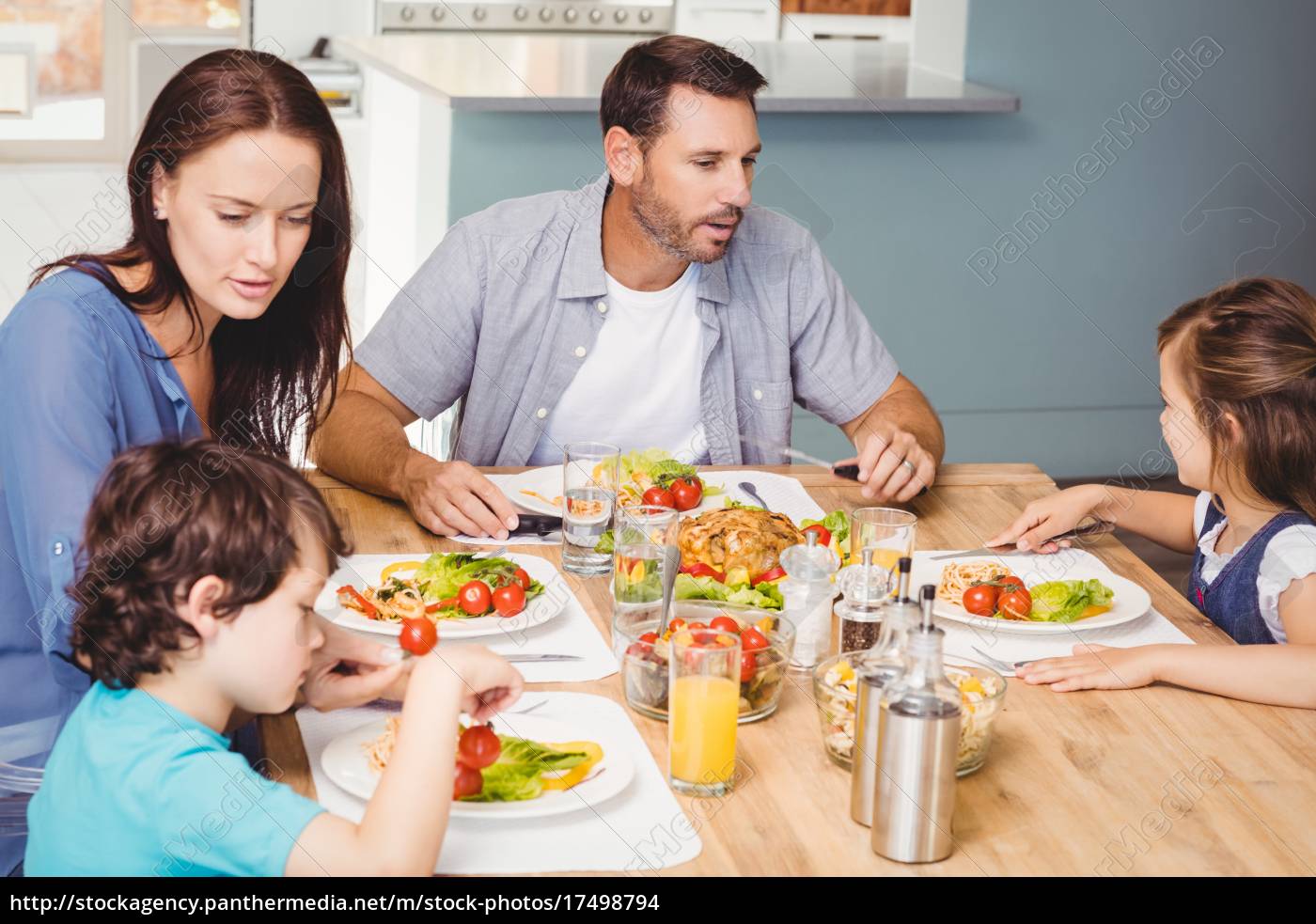 Familie Beim Mittagessen Wahrend Sie Am Esstisch Sitzt Stock Photo Bildagentur Panthermedia