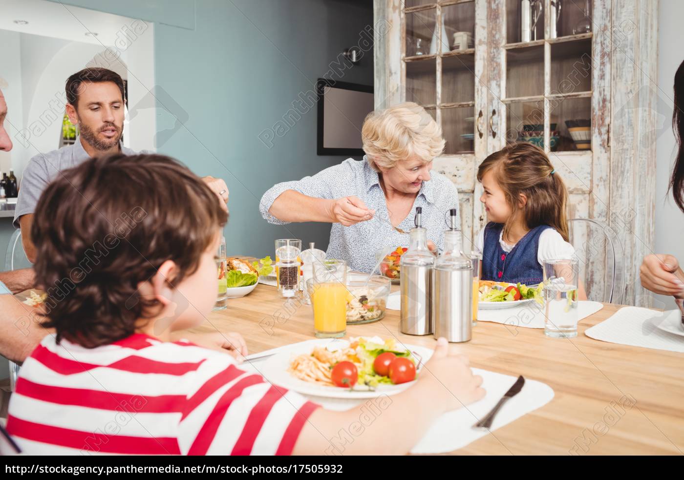 Lachelnde Familie Mit Grosseltern Am Esstisch Lizenzfreies Foto 17505932 Bildagentur Panthermedia