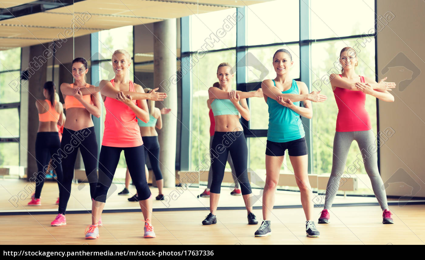 Gruppe Von Frauen Die Im Fitnessstudio Trainieren - Lizenzfreies Foto ...