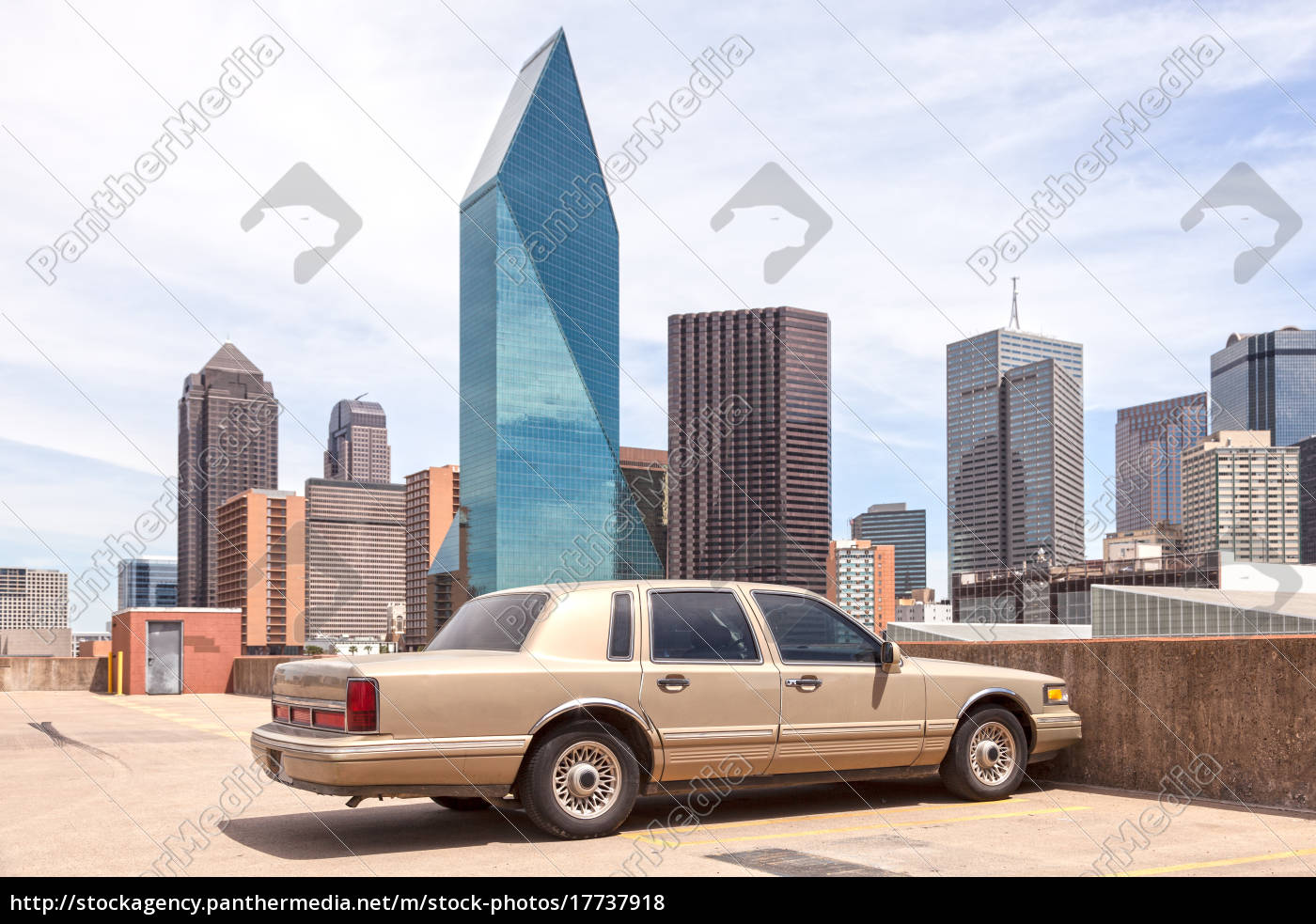 Vintage Car in Dallas Downtown - Stock Photo - #17737918 | Bildagentur