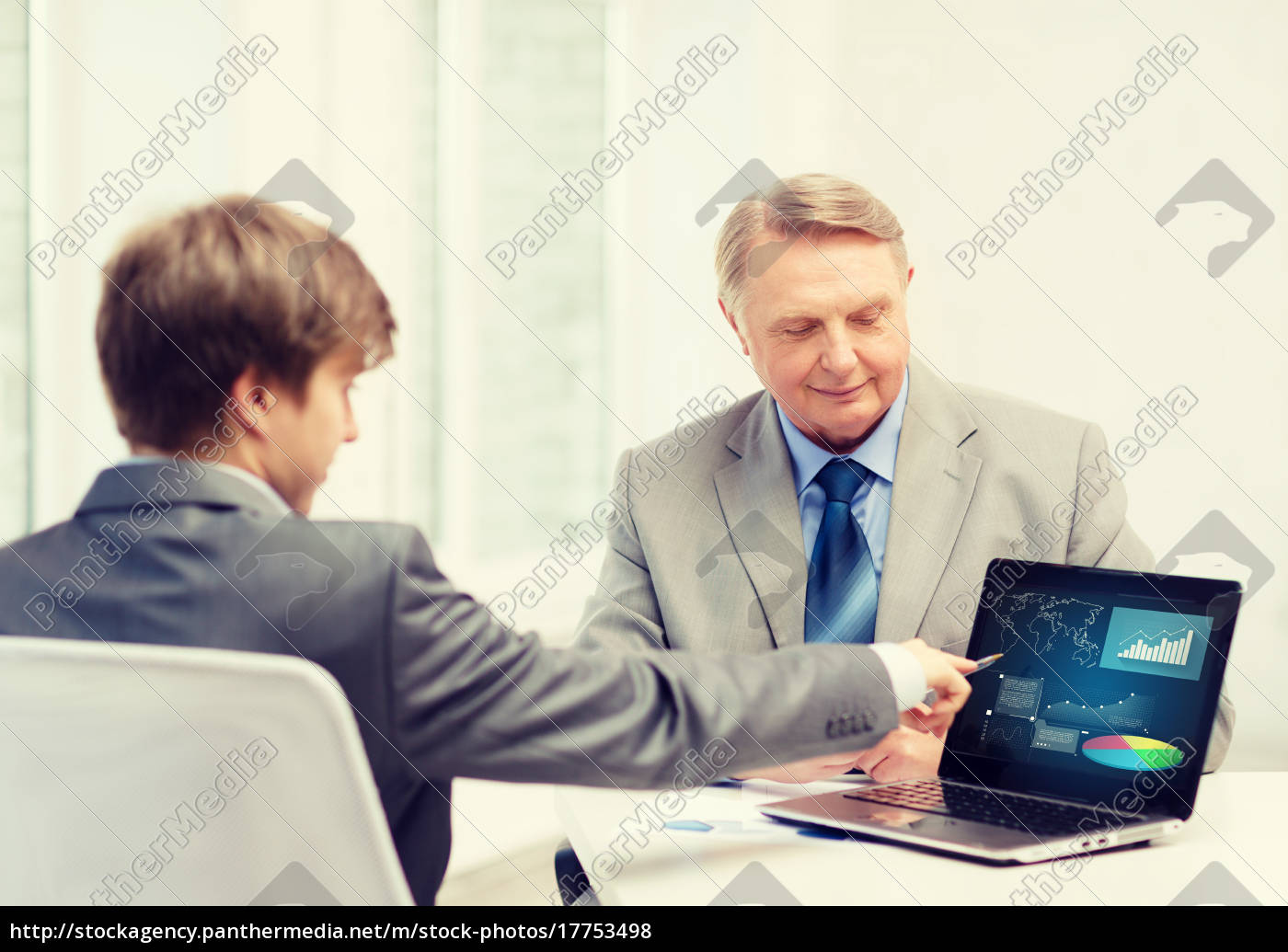 Alterer Mann Und Junger Mann Mit Laptop Computer Stock Photo Bildagentur Panthermedia