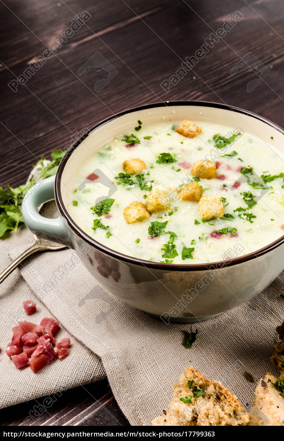 Kartoffelsuppe mit Schinken und Brot - Stockfoto - #17799363 ...