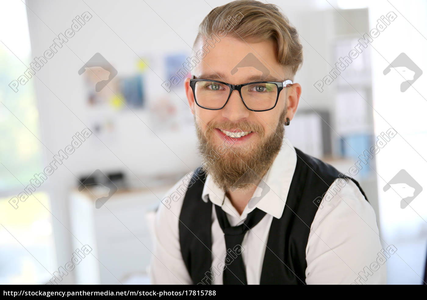 Junger Mann Mit Bart Und Brille Im Amt Lizenzfreies Foto Bildagentur Panthermedia