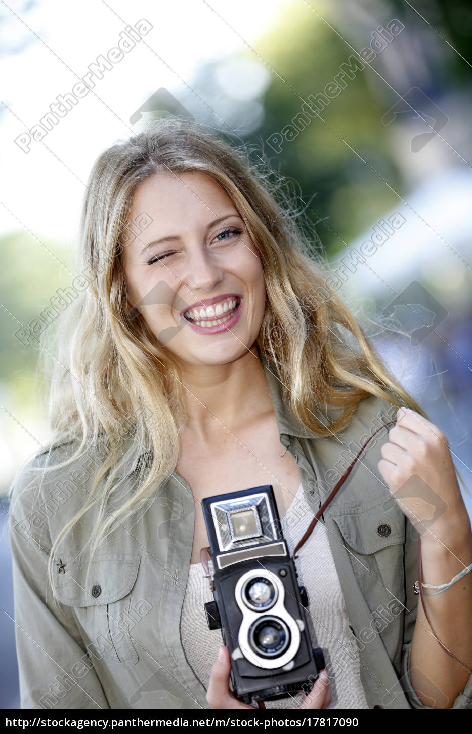 Schone Frohliche Madchen Mit Vintage Foto Kamera Stockfoto 17817090 Bildagentur Panthermedia