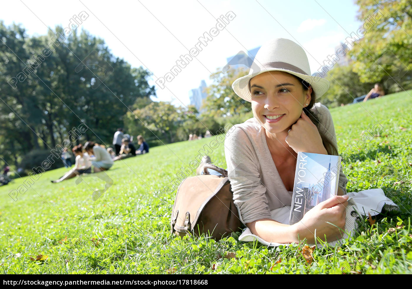 Frohliche Frau Im Central Park In New York Lesen Lizenzfreies Foto 17818668 Bildagentur Panthermedia
