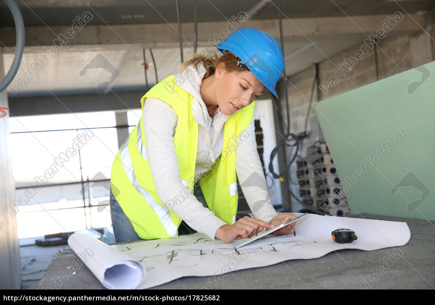 Frau Architekt Auf Der Baustelle Tablet Stockfoto 1756 Bildagentur Panthermedia