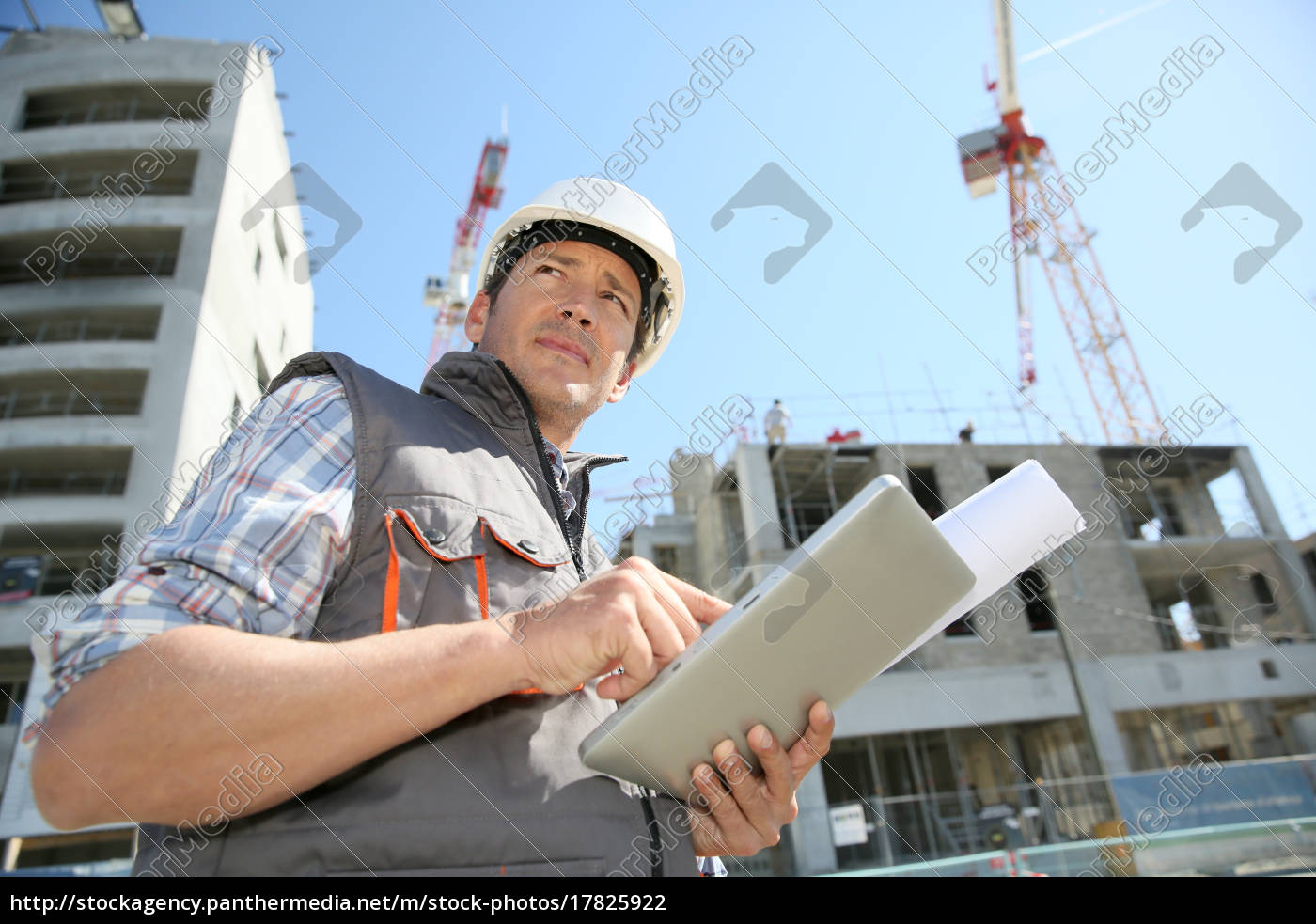 Unternehmer Auf Der Baustelle Tablet Stockfoto Bildagentur Panthermedia