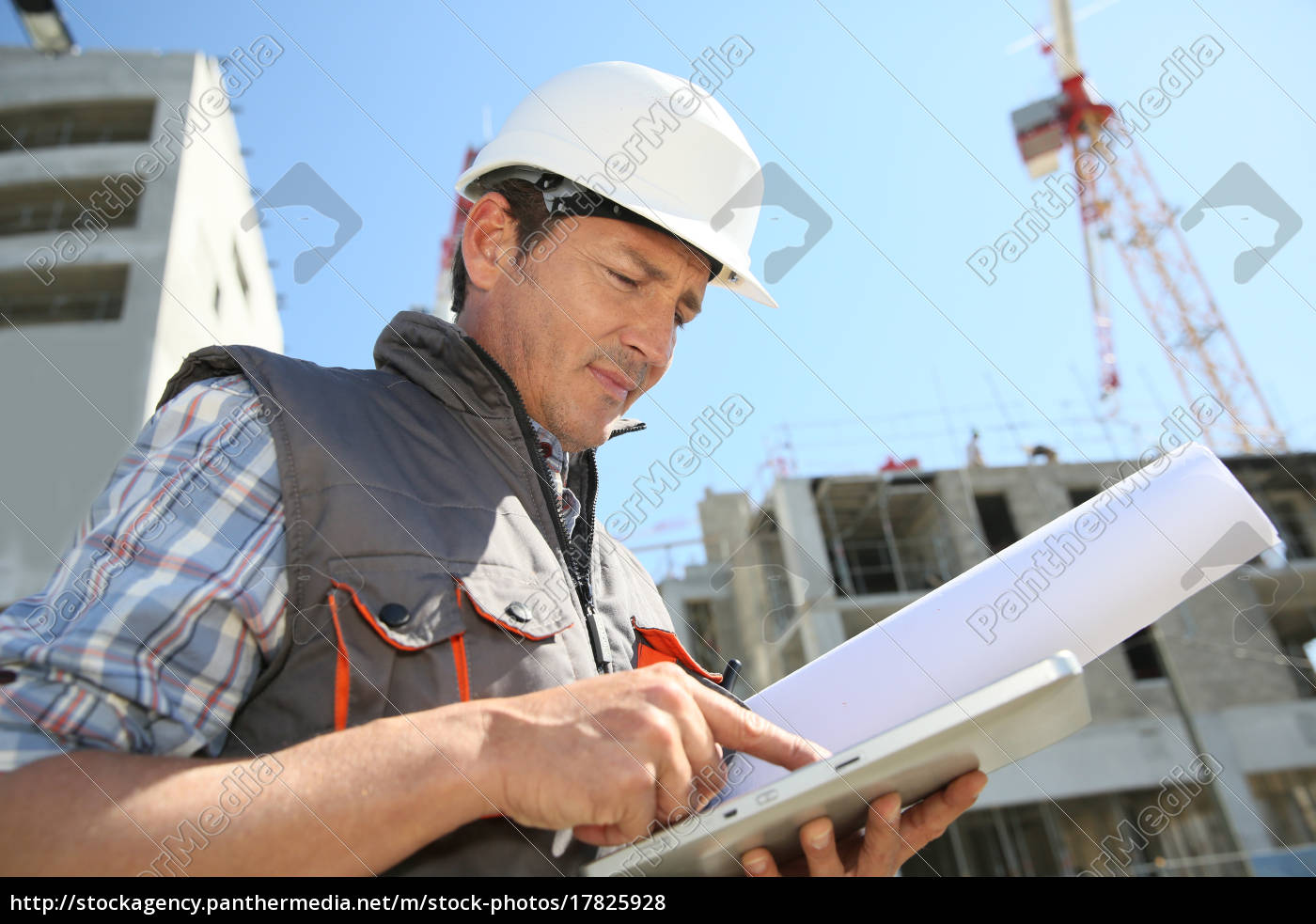 Unternehmer Auf Der Baustelle Tablet Lizenzfreies Foto Bildagentur Panthermedia