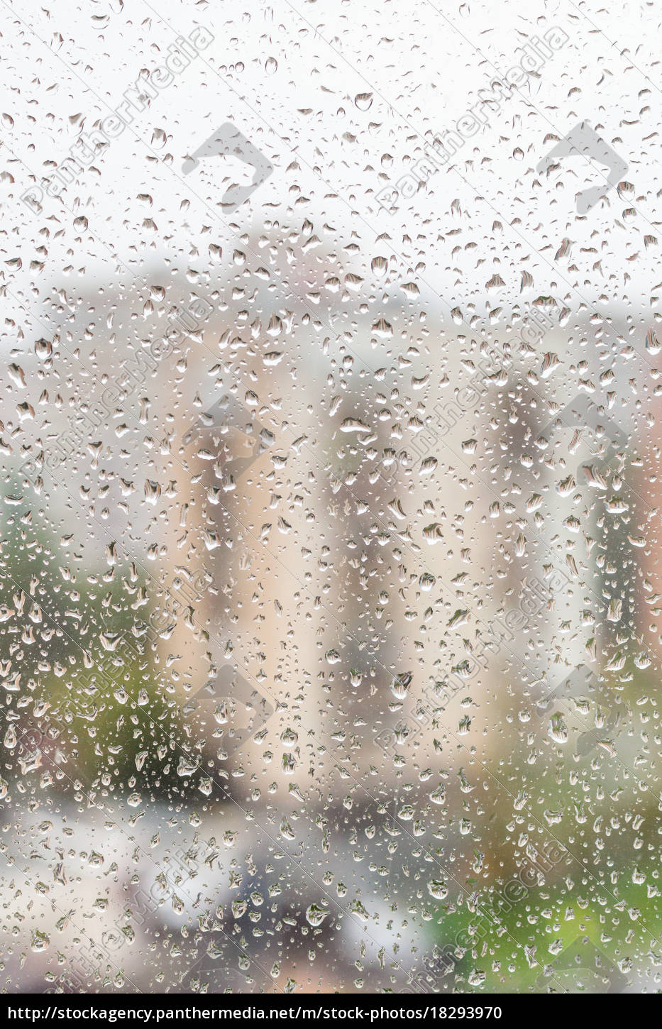 Blick Auf Regentropfen Am Fenster Des Wohnhauses Stockfoto Bildagentur Panthermedia