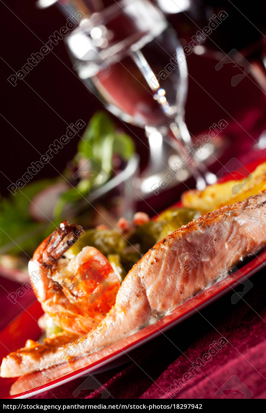 Lachsfilet mit roten Pfefferkörnern und Rosenkohl - Stockfoto ...