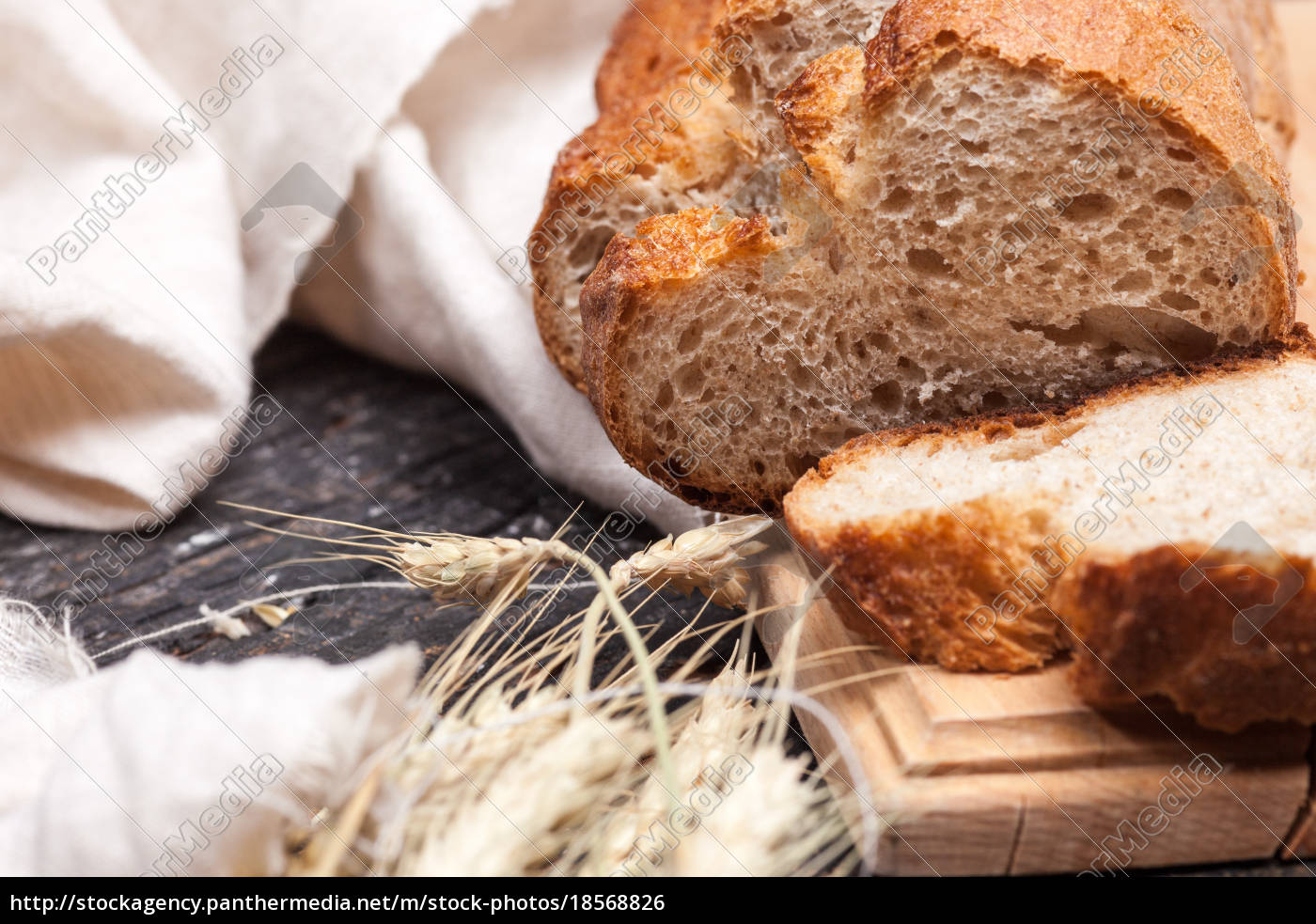 rustikales brot auf holz tisch. dunkler holzuntergrund - Stock Photo ...