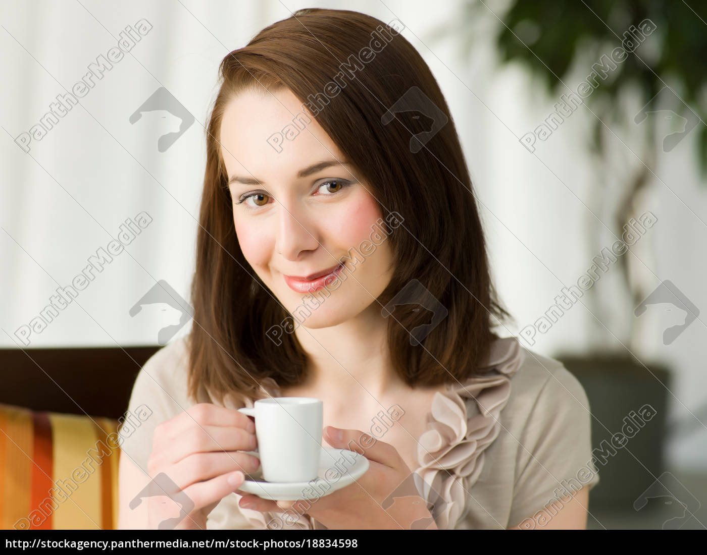 Junge Frau Halt Kaffeetasse Portrat Stock Photo Bildagentur Panthermedia