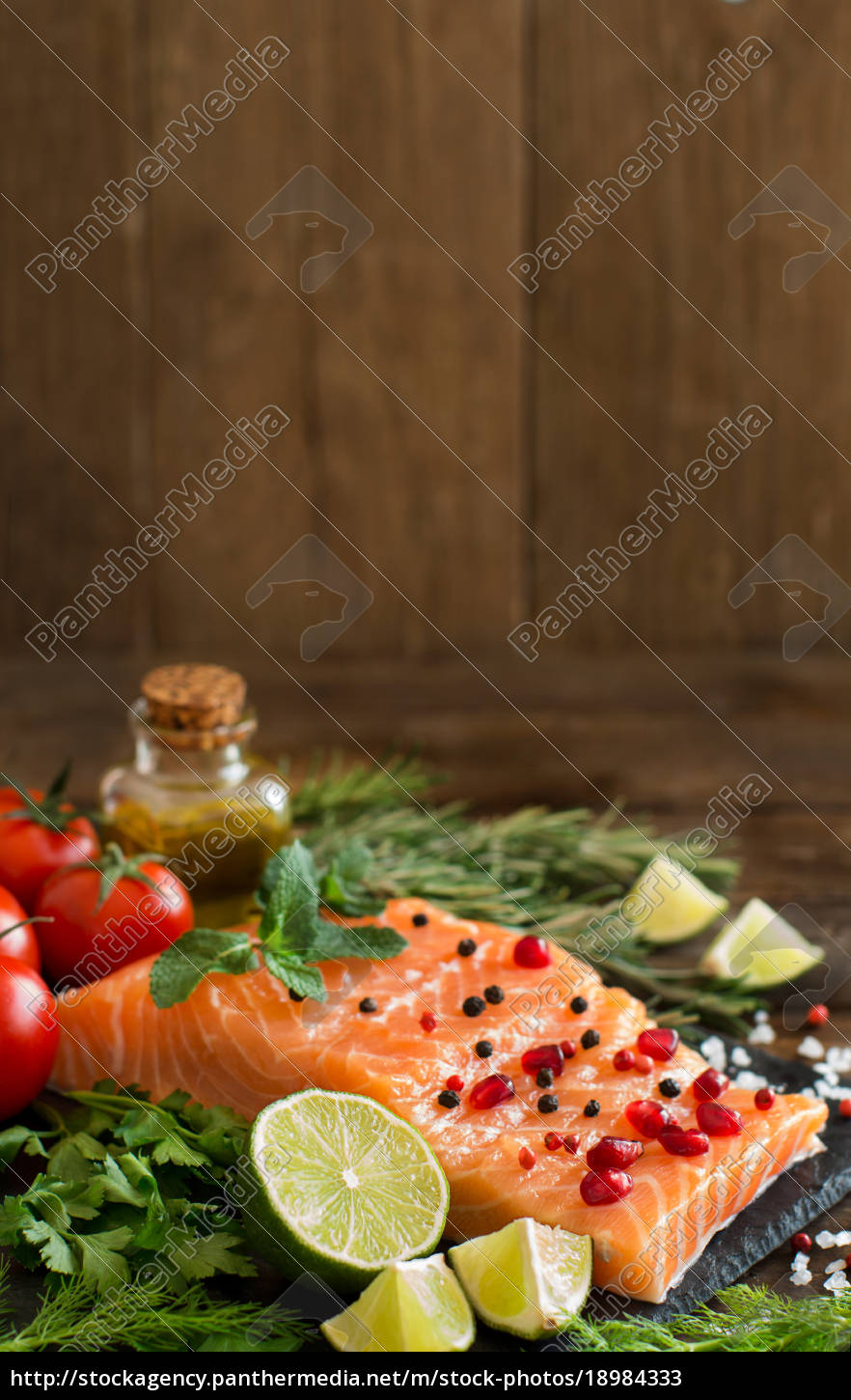 lachs mit gemüse olivenöl und kräutern - Stockfoto - #18984333 ...