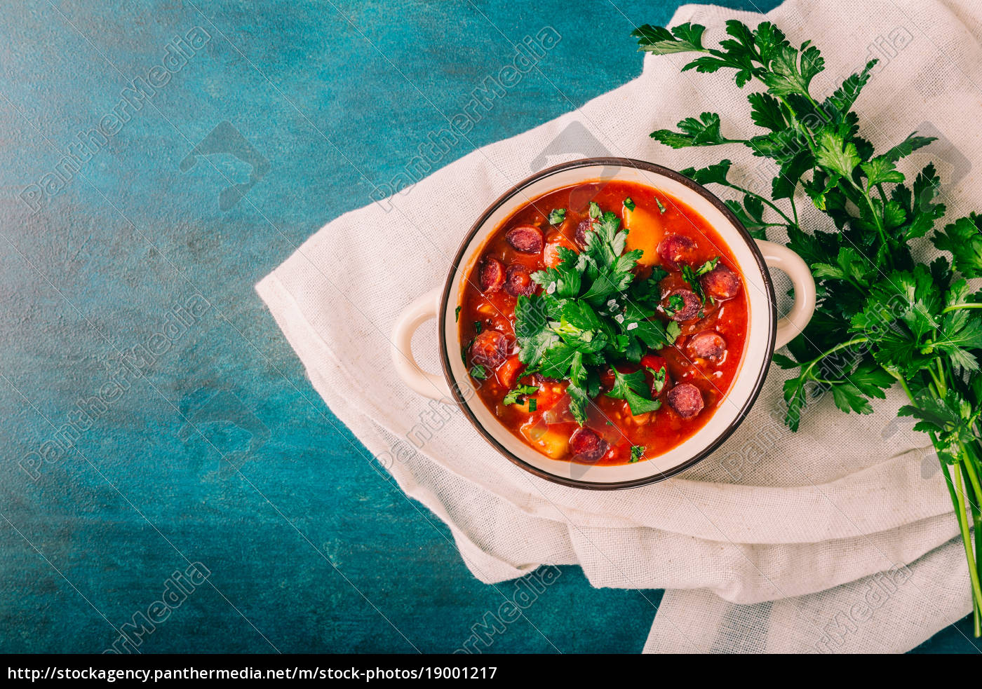 Gulaschsuppe mit Kartoffeln und Salami - Stockfoto - #19001217 ...