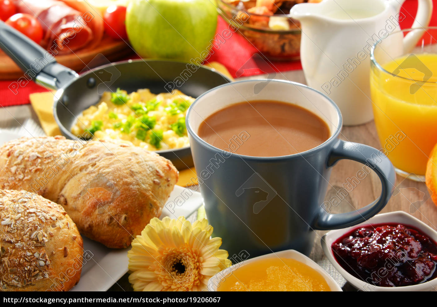 Frühstück Mit Kaffee Saft Eier Und Brötchen Lizenzfreies Bild 19206067 Bildagentur 2652