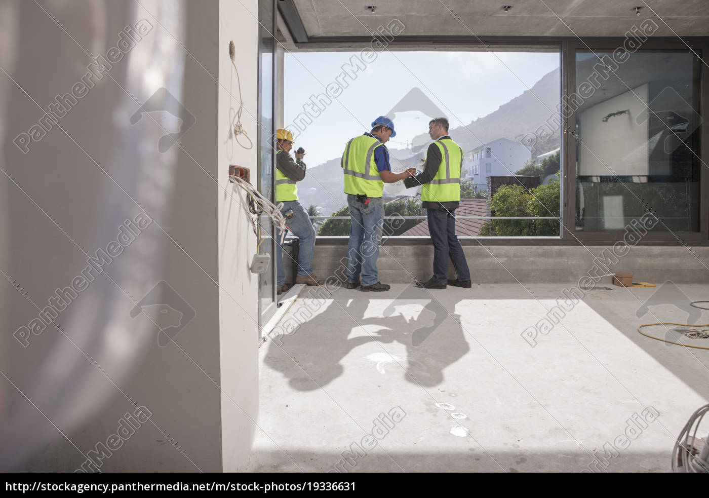 Architekt Und Bauarbeiter Auf Der Baustelle - Lizenzfreies Bild ...