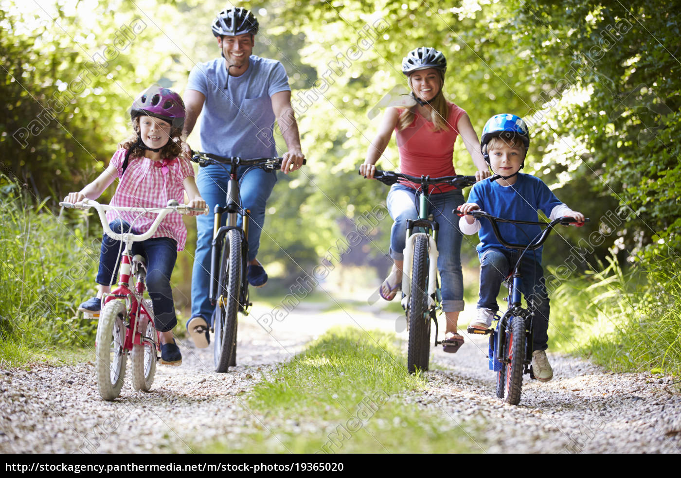 Familie Auf Fahrradtour Auf Dem Land Lizenzfreies Foto 19365020 