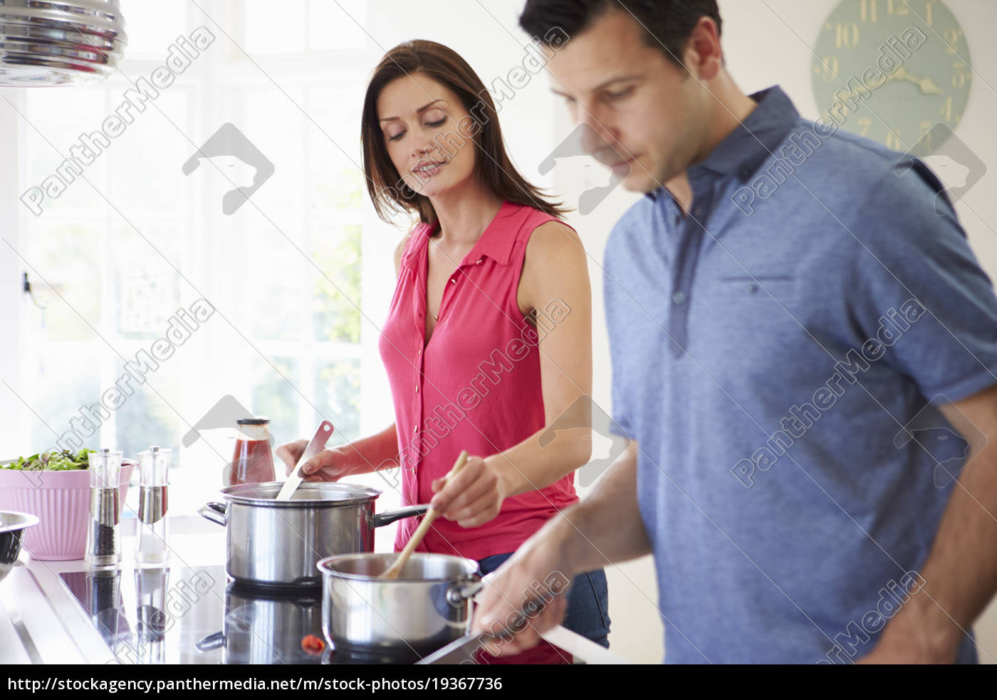 Hispanische Paare Kochen Mahlzeit Zu Hause Zusammen Lizenzfreies Foto Bildagentur Panthermedia