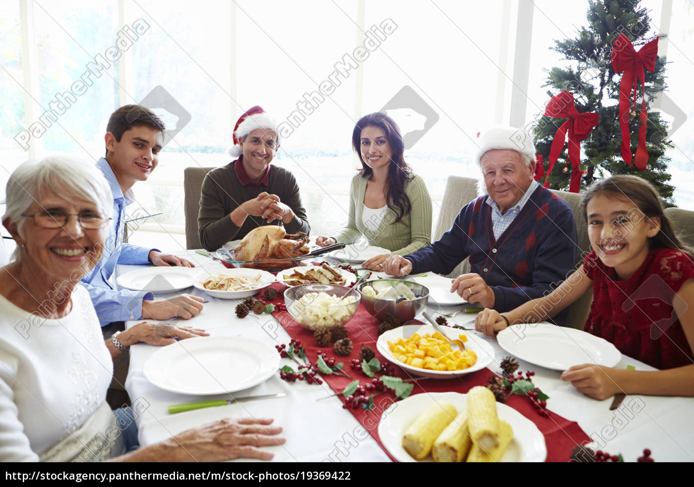 multigenerationfamilie genießen weihnachtsessen zu Stockfoto