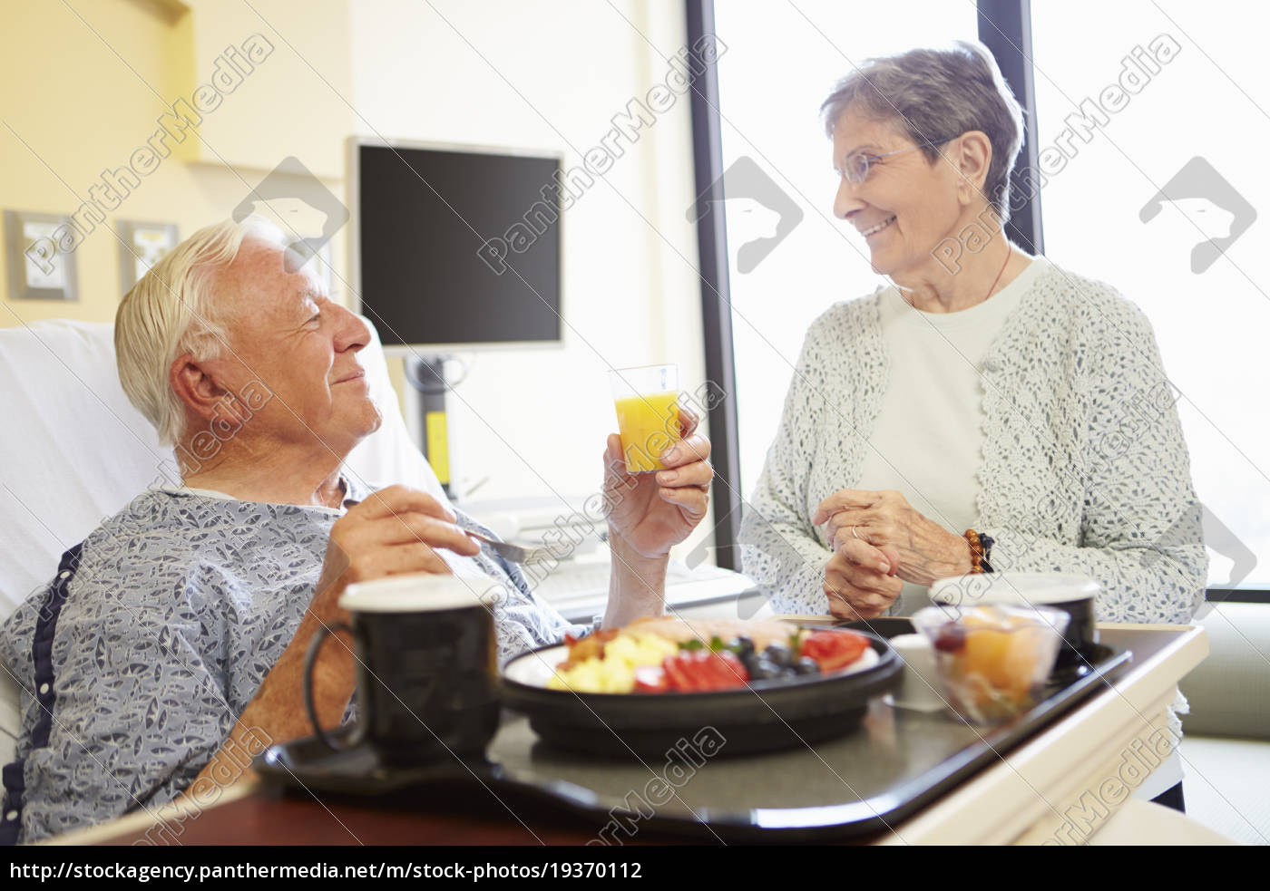 ältere paare im krankenhausraum als männliche Lizenzfreies Foto