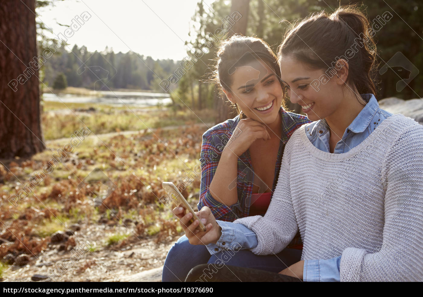 Gluckliche Lesbische Paare Die Smartphone In Der Stock Photo Bildagentur Panthermedia