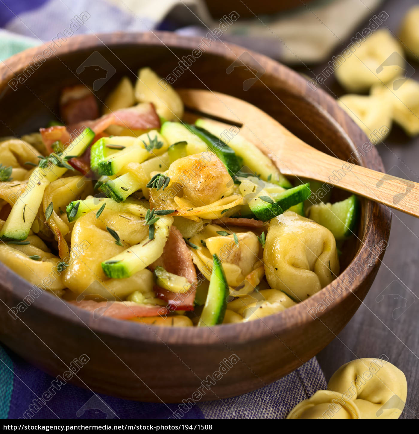 Gebackene Tortellini mit Zucchini und Speck - Lizenzfreies Foto ...