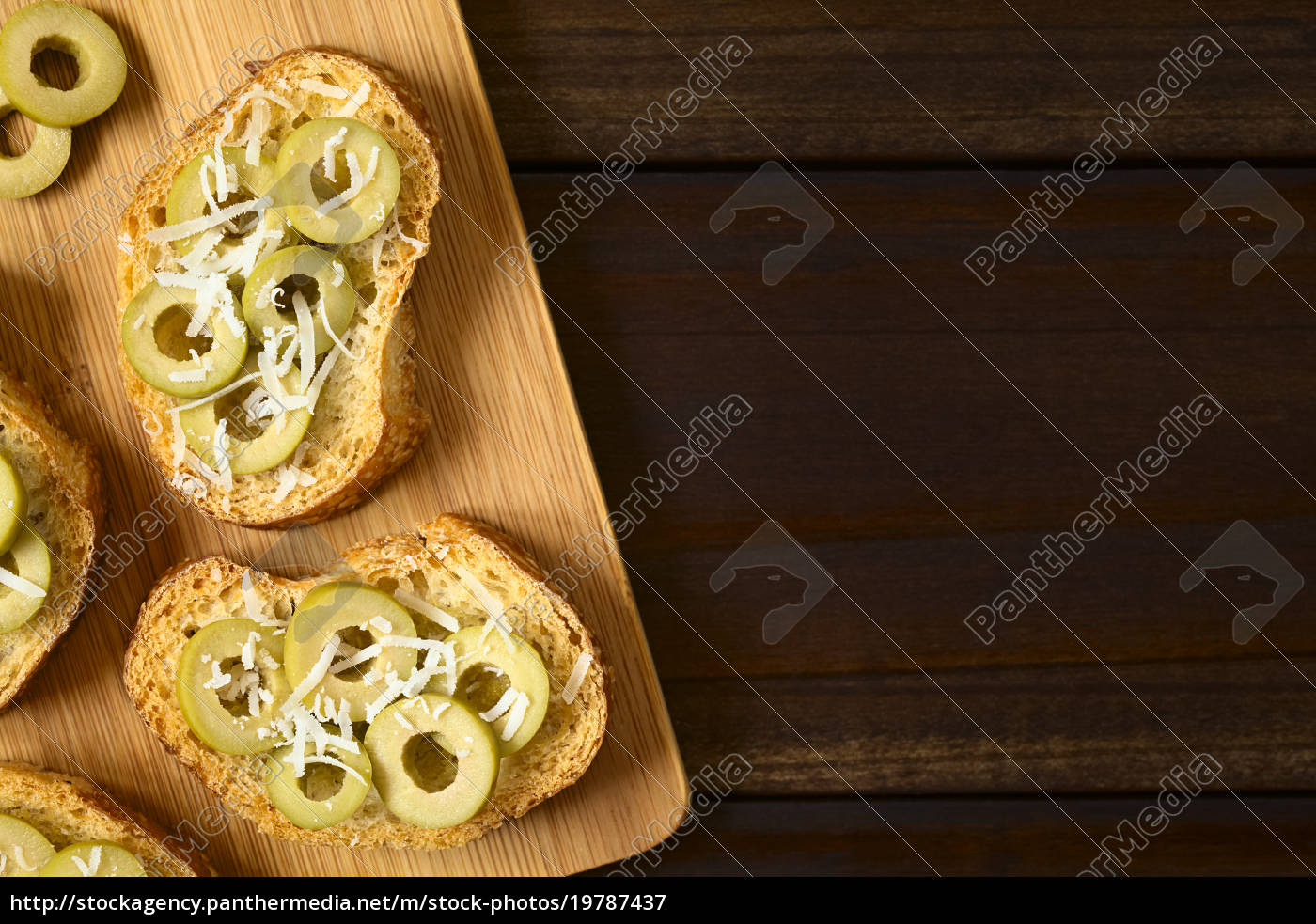 crostini mit grünen oliven und käse - Lizenzfreies Bild - #19787437 ...