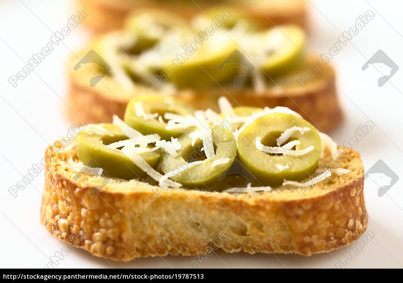 crostini mit grünen oliven und käse - Lizenzfreies Bild - #19787513 ...