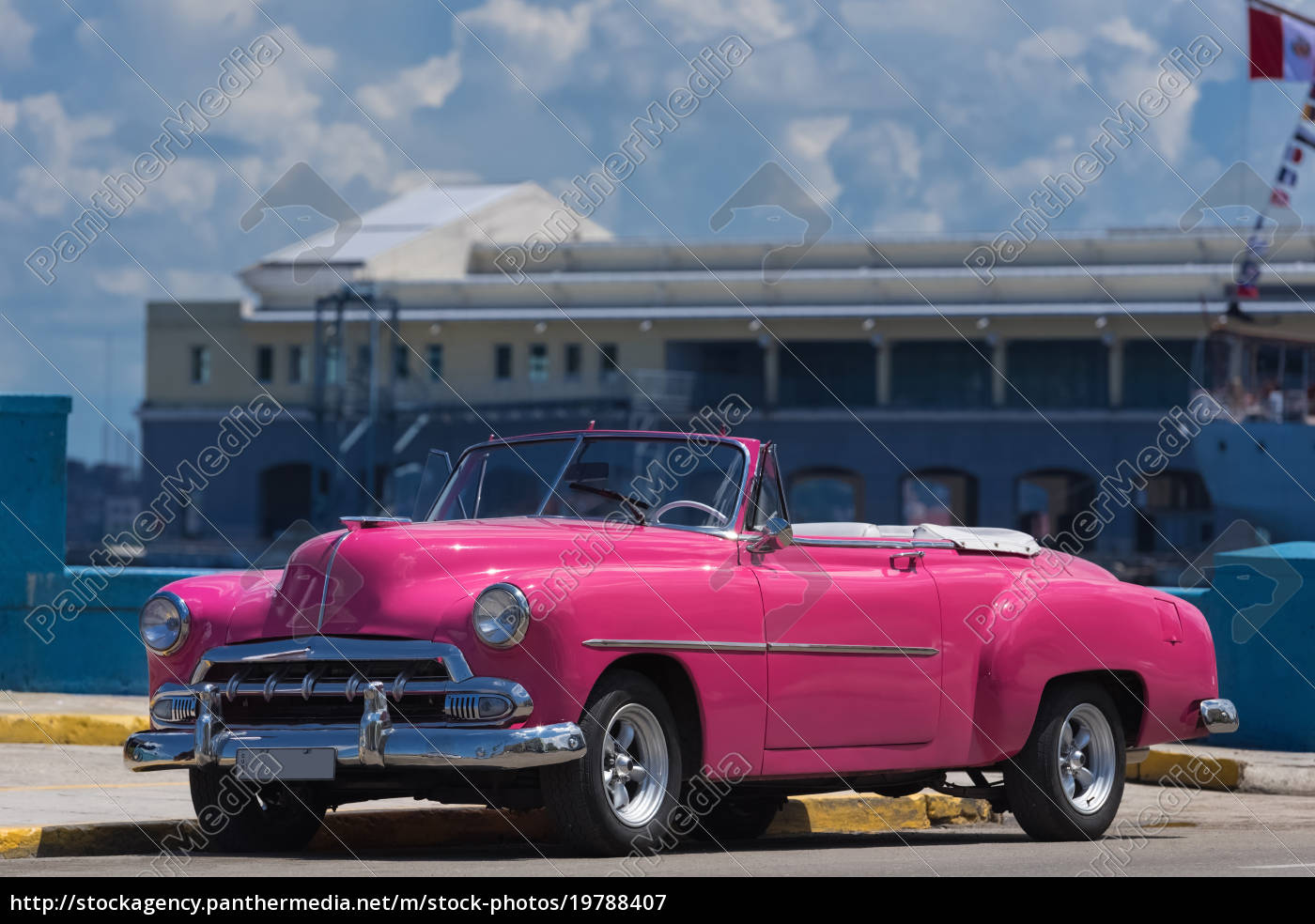 Pinker Amerikanischer Chevrolet Cabriolet Oldtimer Lizenzfreies Bild Bildagentur Panthermedia