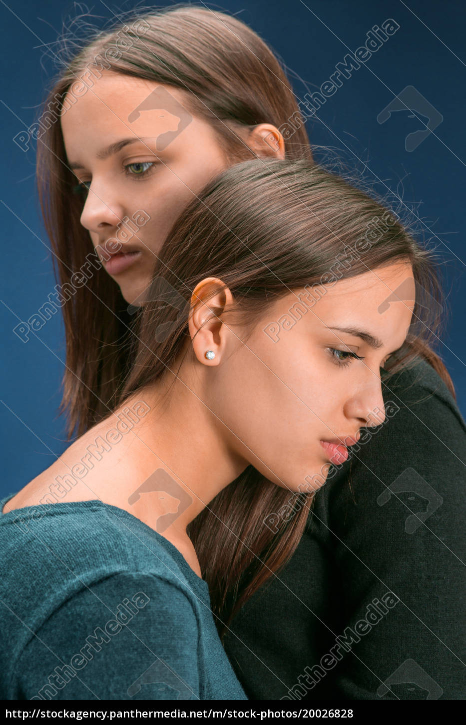Porträt Von Zwei Schöne Zwilling Junge Frauen Lizenzfreies Foto 20026828 Bildagentur 