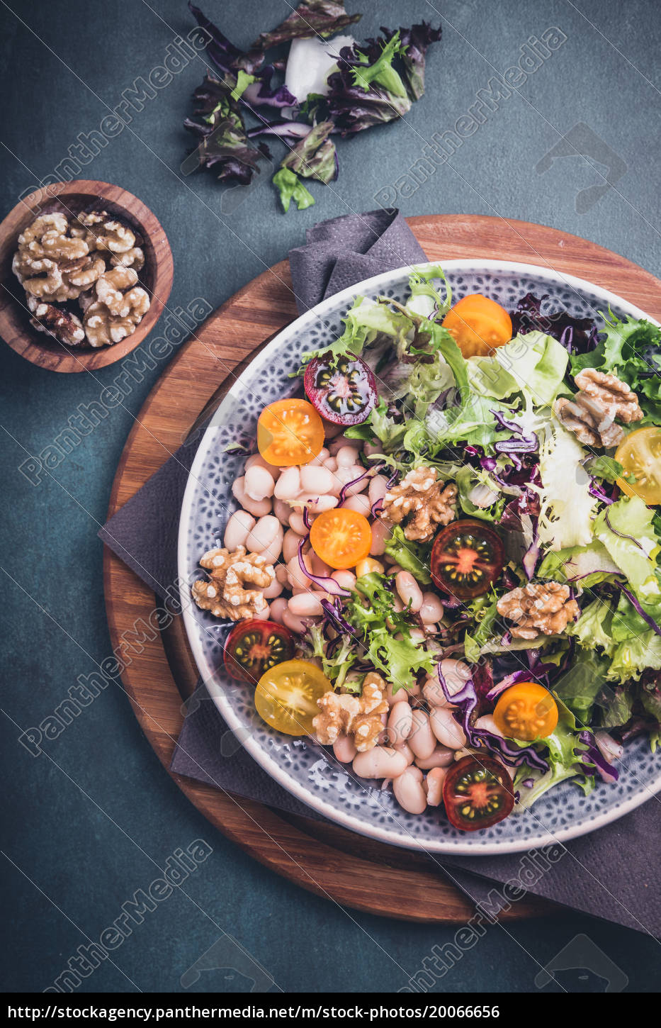 Gemischter Salat mit Bohnen und Walnusskernen - Lizenzfreies Foto ...