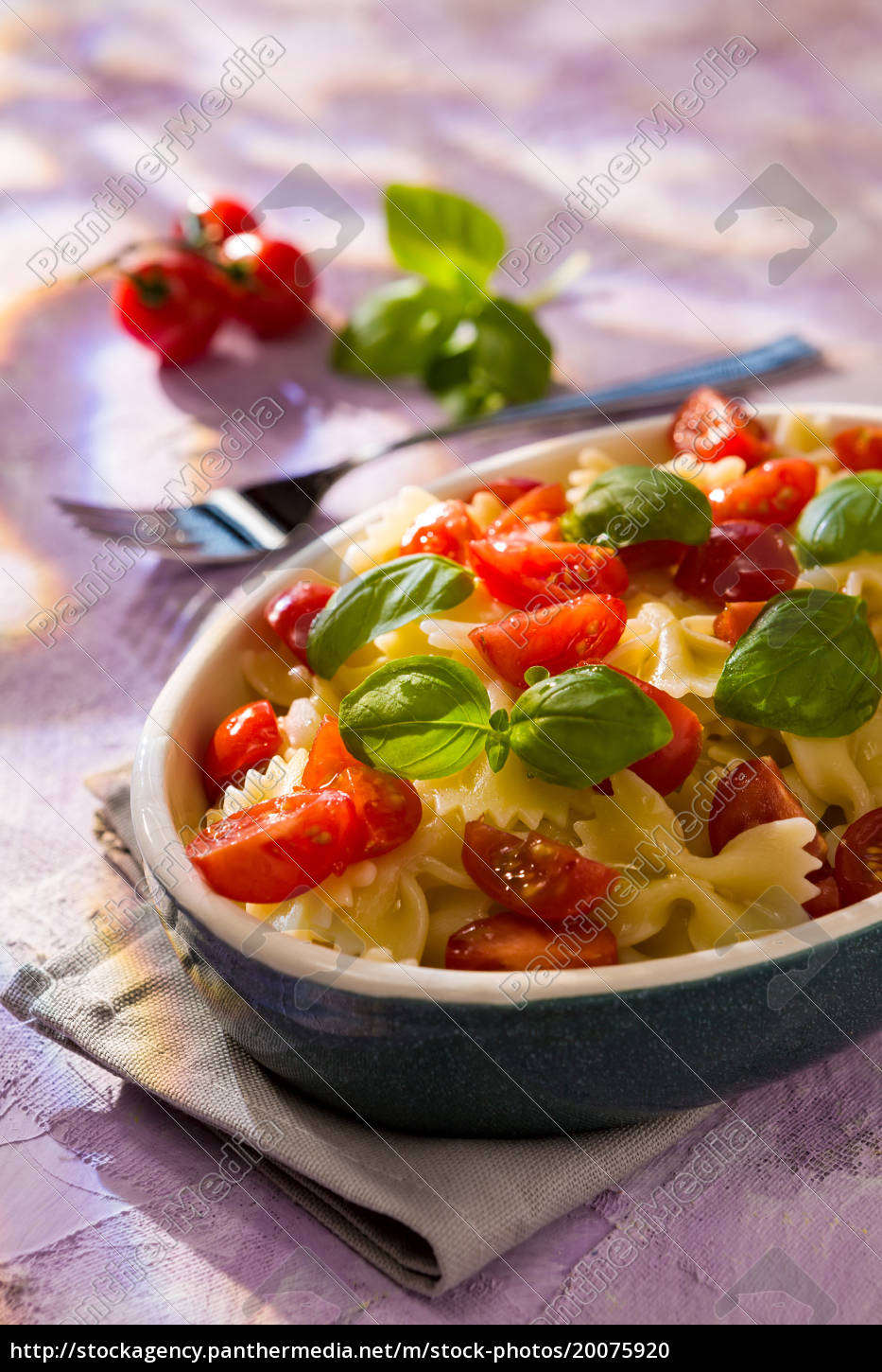 italienische farfalle pasta mit tomaten und basilikum - Lizenzfreies ...