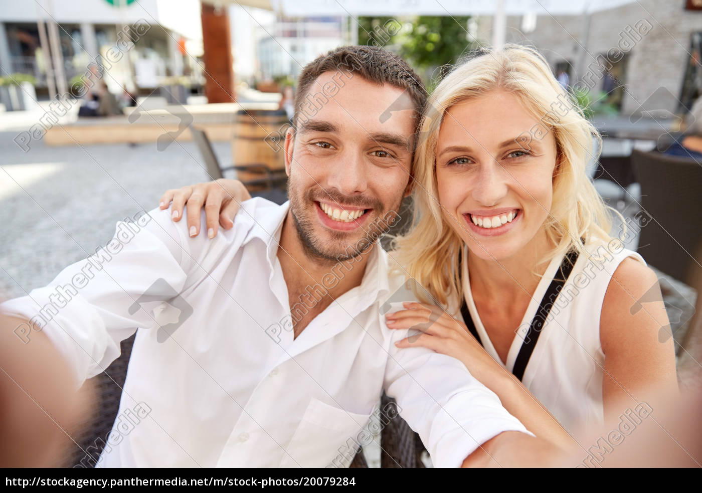 Gluckliches Paar Selfie Im Restaurant Terrasse Unter Lizenzfreies Foto Bildagentur Panthermedia