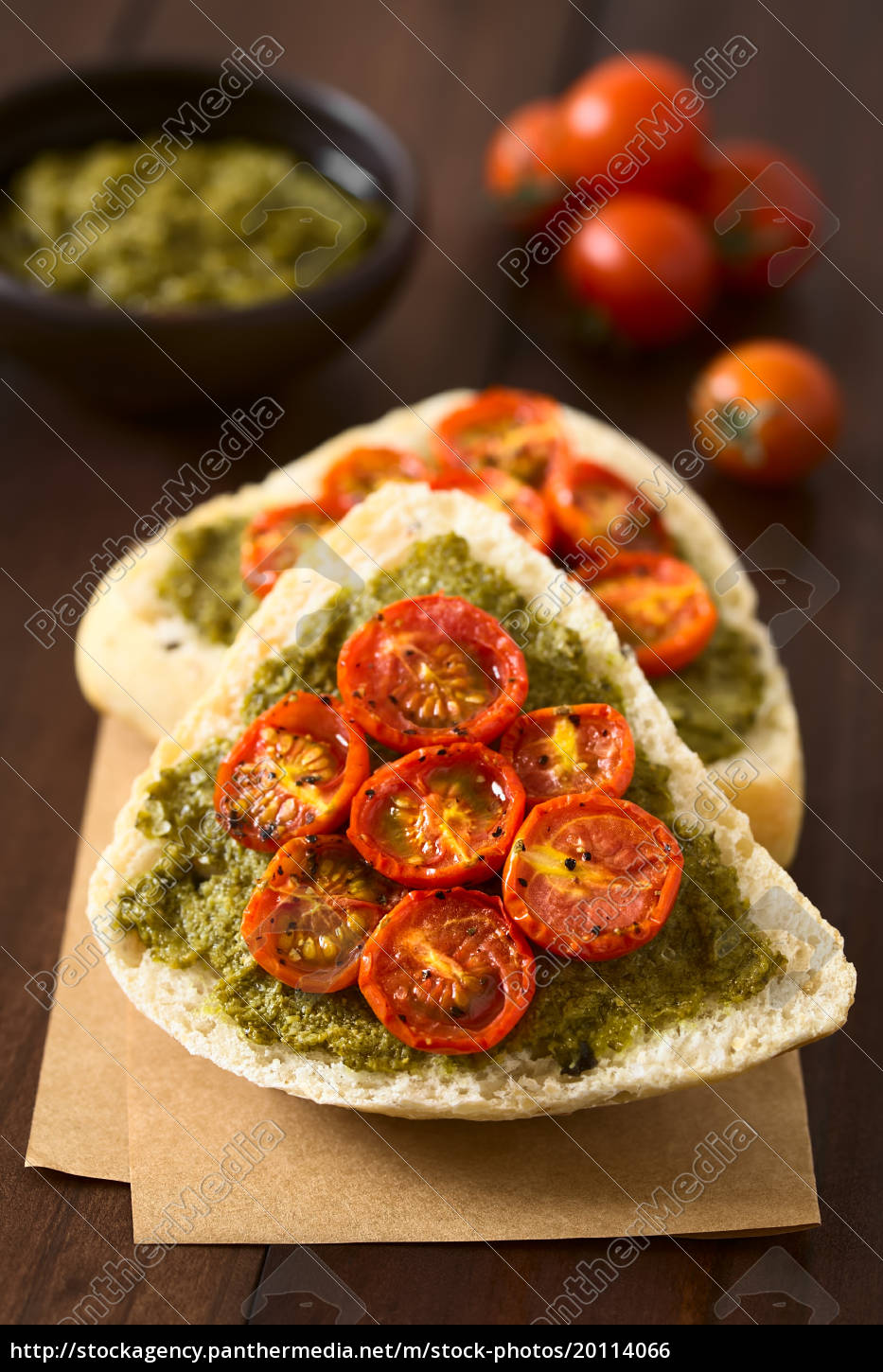 brötchen mit pesto und gerösteter tomate - Stock Photo - #20114066 ...